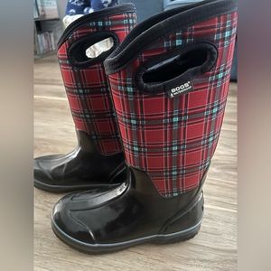 Women’s Bogs classic winter plaid snow/rain boot size 7 (runs small)